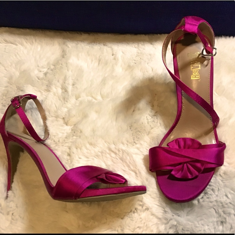Gorgeous party shoes. Lovely color.